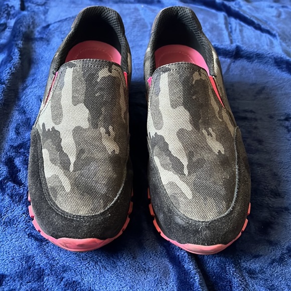Prada camo and pink sneakers - Picture 2 of 7